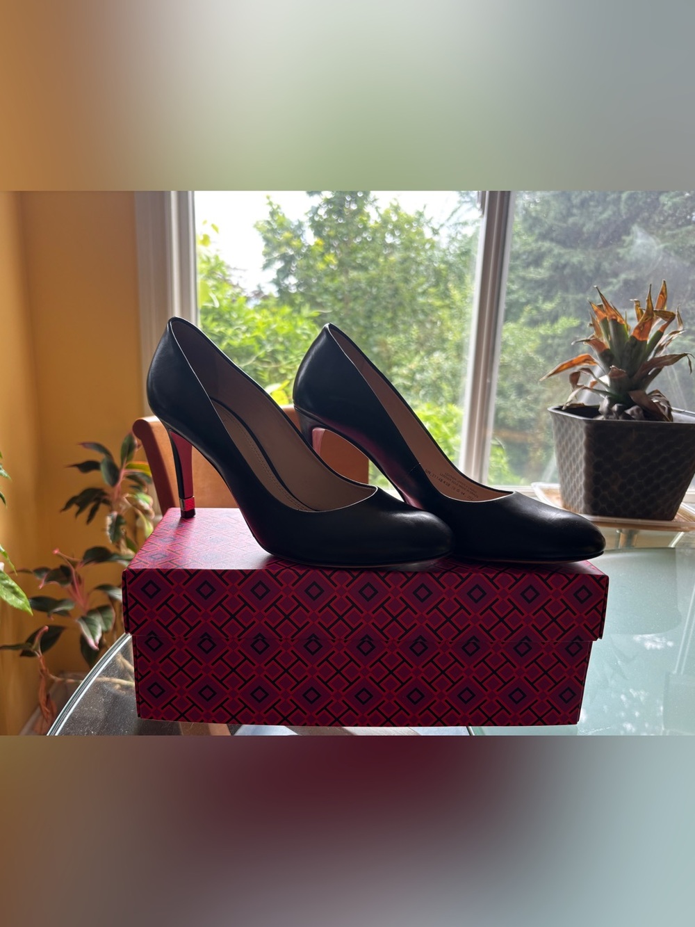 Tory Burch Black Leather Pumps Gold Hardware Heel Size 8.5M